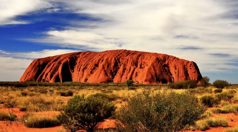 Uluru en las planicies de Australia.