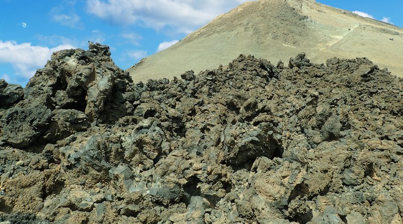 El Monte Teide se eleva a casi cuatro kilómetros.
